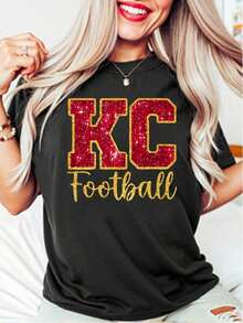Unisex Short-Sleeved Crew Neck T-Shirt, 100% Cotton, With A Bright And Sporty 'KC Football' Print - A Stylish, Fan-Inspired Basic Tee For Women. A Relaxed, Casual, And Versatile Y2K Style Tee. - 白色 - 查看 10