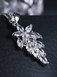 1pc Fashionable Niche Luxury Leaf Pendant Necklace, Minimalist Elegant Cubic Zirconia Inlaid Clavicle Chain, Suitable For Women's Daily Wear - Silver - View 3