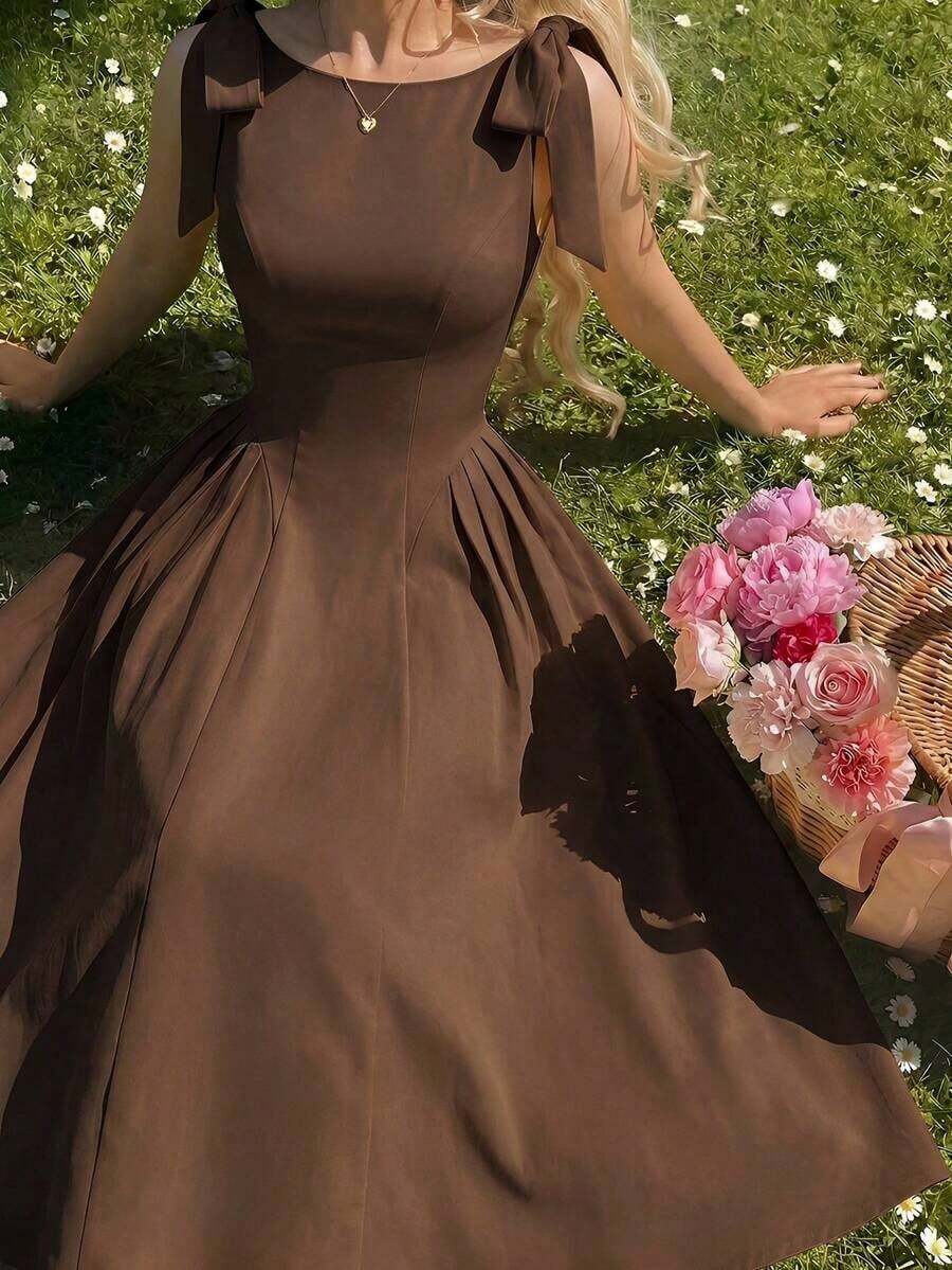 Vestido color albaricoque con cuello redondo, sin mangas, con ribete de contraste, lazo decorativo en la cintura y bajo acampanado - Café integral - Ver 1
