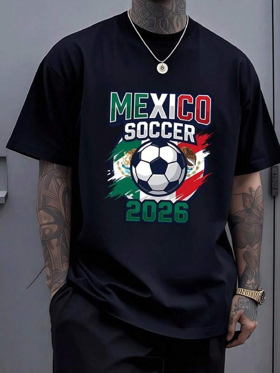 Símbolo del orgullo nacional con balón y bandera mexicana celebrando la pasión del fútbol rumbo al 2026 Camiseta de hombre 100% algodón cómoda y resistente perfecta para aficionados - Negro - Ver 1