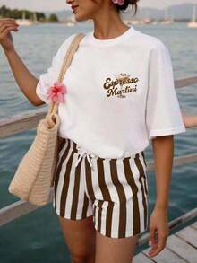 Local Store, A Women's Short-Sleeve Tee With A Retro American Style, Relaxed Fit, And Printed Design (Pants Are For Styling Suggestions Only). This Simple Yet Stylish Piece Features A Tropical-Themed Printed Letter Pattern, Making It A Must-Have For Creating A Laid-Back Holiday Look, Perfect For Occasions Like Labor Day And Mexican Independence Day. - 白色 - 查看 2