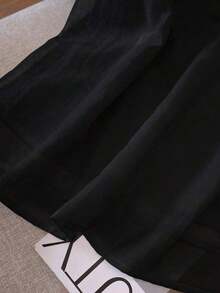 Blusa sin mangas de mujer con cuello plisado, decoración de botones de colores y diseño minimalista elegante de unicolor - Negro - Ver 3