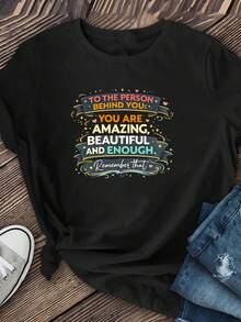 Camiseta clásica diseñada para animar a quienes te siguen, con un vibrante diseño de cinta, perfecta para primavera y verano. Tiene cuello redondo y mangas cortas, ideal para salidas informa - Negro - Ver 3