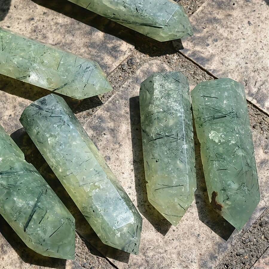 这款葡萄玛瑙簇标本塔，是水晶工艺收藏家的最佳选择，也是节日家居装饰石、办公室装饰品，更是万圣节、圣诞节、感恩节等节日的完美DIY礼物。它既是节日装饰品、装饰石，也是优雅的展示品和宝石塔，是水晶爱好者和家居装饰者的理想之选。