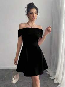 Vestido elegante y minimalista de unicolor con hombros descubiertos y ajustado a la cintura - Negro - Ver 1