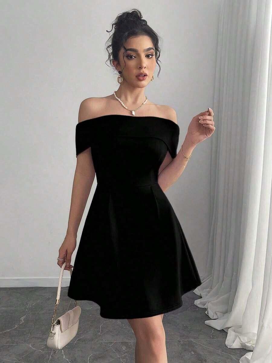 Vestido elegante y minimalista de unicolor con hombros descubiertos y ajustado a la cintura - Negro - Ver 1