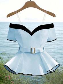 Blusa elegante y de moda para mujer, con diseño minimalista y versátil, con contraste de color negro y blanco, decoración de hebilla metálica y volantes en el bajo, para el verano - Celeste - Ver 4