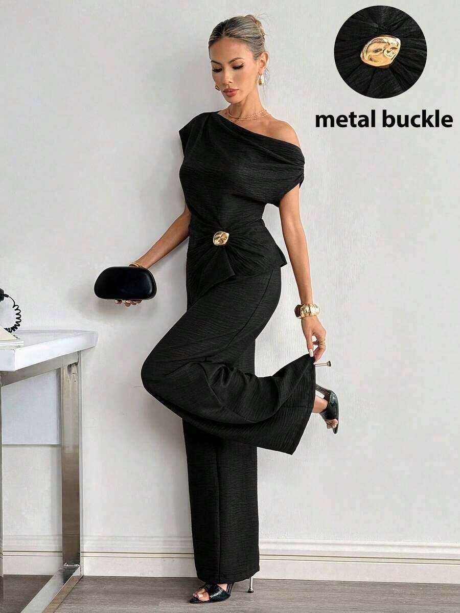 Conjunto informal de top con hombros fruncidos y decoración metálica, y pantalones de mujer de unicolor - Negro - Ver 1
