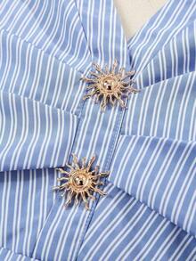 Mono de verano con estilo de vacaciones, de cuello halter, escote en V, sin mangas, espalda descubierta, con decoración de hebilla metálica con girasol. Conjunto de verano para mujer, atuendo de vacaciones, rayas azules y blancas, casual - Azul y blanco - Ver 7
