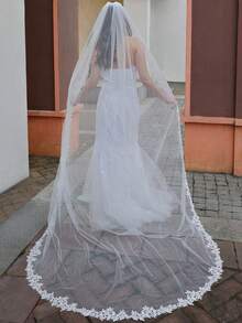 1件复古涤纶新娘头纱，带蕾丝贴花、珍珠装饰和优雅的教堂式拖尾，适合所有季节。 - 彩色 - 查看 8