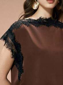Blusa de mujer , de tela de piqué con lunares en blanco y negro, con empalme de encaje de unicolor y bajo asimétrico, elegante para citas y atuendos de verano - Café integral - Ver 2