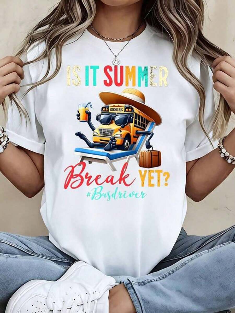 Camiseta negra de conductor de autobús escolar en vacaciones de verano con estampado de un autobús escolar de dibujos animados con gafas de sol ombrero bebiendo un cóctel en una silla de playa, para maestros y conductores drsión de verano