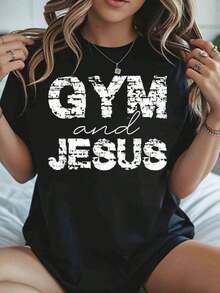 Camiseta Oversized de Manga Corta con Estampado 'Gym And Jesus' para Mujer, Corte Holgado Casual, para Entrenamiento y Uso Diario, Top de Moda Inspirado en la Fe, Estilo Casual - Negro - Ver 1