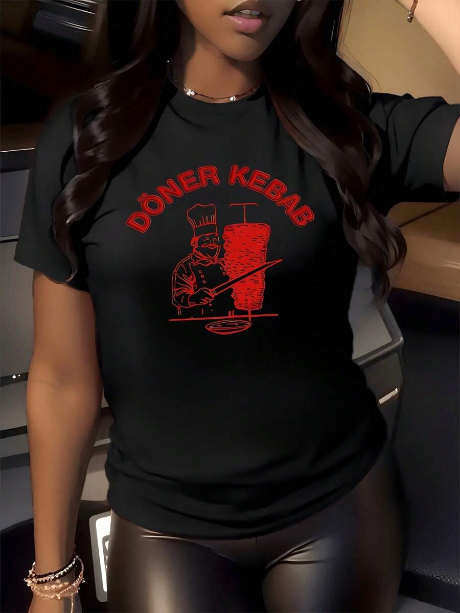 Chef sonriente con gorro y gran trompo de carne representando la alegría del arte culinario y la pasión por la comida callejera tradicional camiseta de mujer casual moderna cómoda para uso diario - Negro - Ver 1