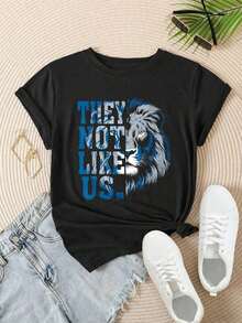 Camiseta Casual de Manga Corta para Mujer - Camiseta de Verano con Estampado de León 'They Not Like Us', Cuello Redondo, Lavable a Máquina, Camisetas para Damas, Ropa Casual, Estilo Moderno, Ajuste Cómodo  
 Negro - Negro - Ver 2