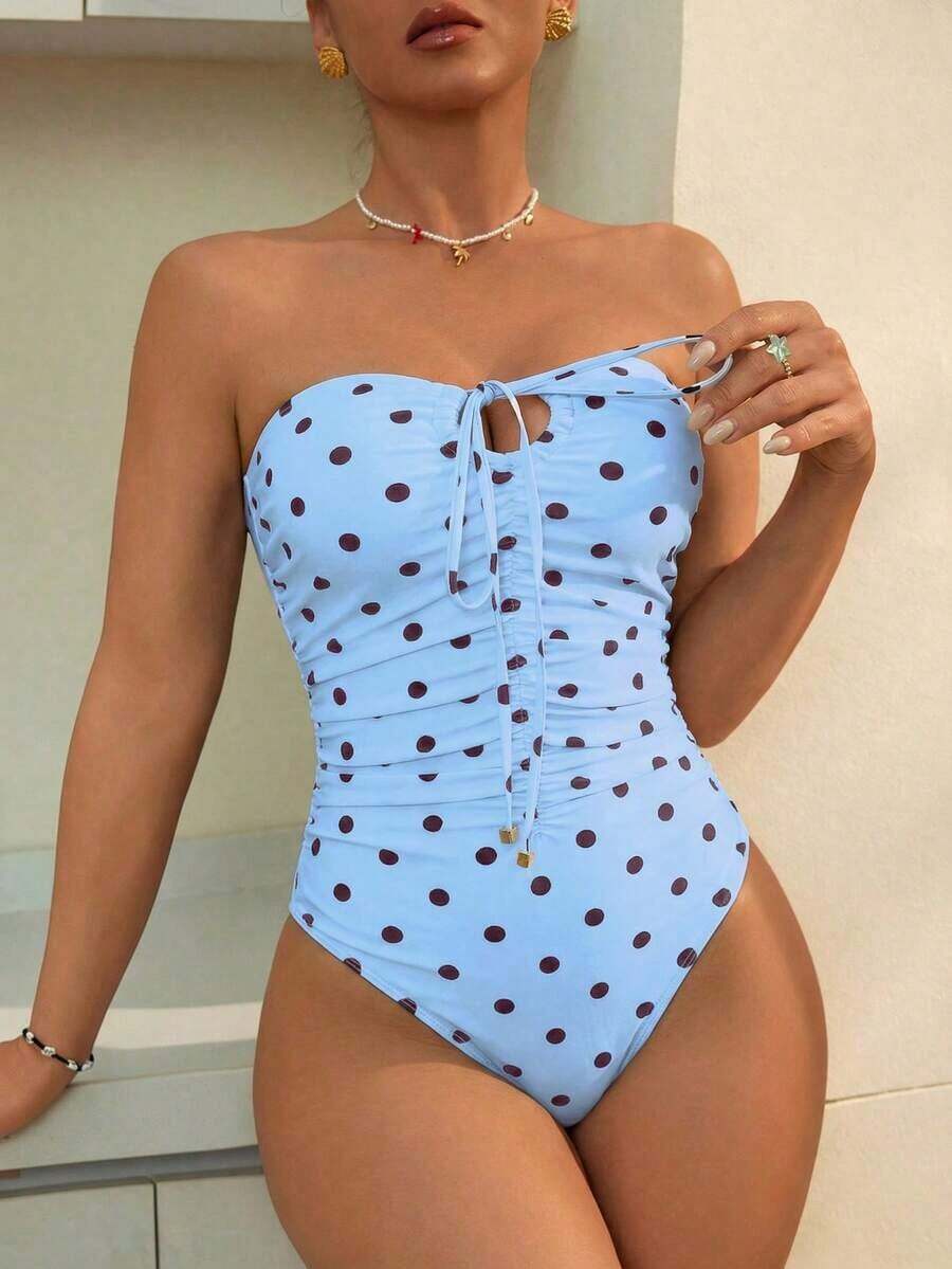 Traje de baño de una pieza con volantes y lunares negros para mujer, ideal para vacaciones en la playa, de la marca Swim Chiccia, sexy y con lazo. - Azul cielo - Ver 1