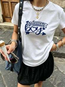 Camiseta para Mujer Blanca con Estampado "Mama's Boy" con Corazones y Flechas, Cuello Redondo de Manga Corta, Top Casual para Madres, Ropa Cómoda para Uso Diario y Regalos, Ajuste Regular para Salidas Informales - Blanco - Ver 1