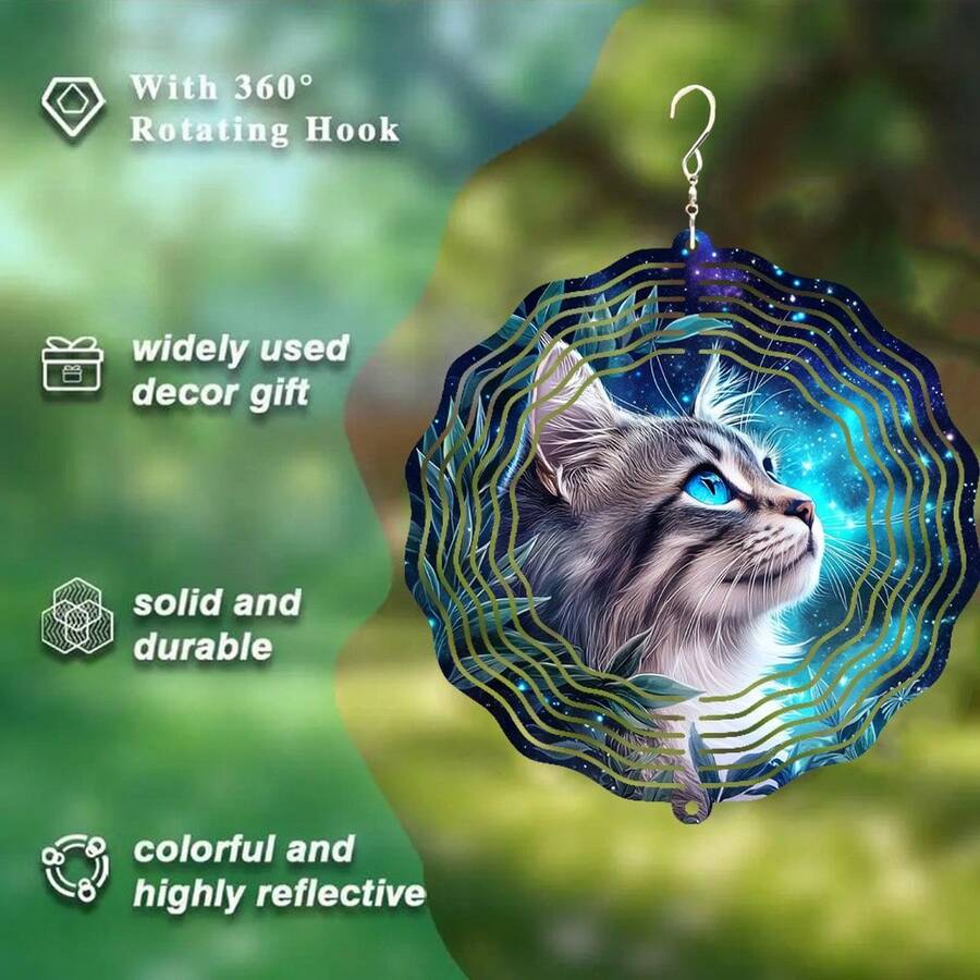 1 chiếc chuông gió hình mèo vũ trụ xinh xắn, chuông gió kim loại xoay 3D với móc xoay 360°, tạo hiệu ứng động nghệ thuật mạnh mẽ, lý tưởng để trang trí sân, ban công và bãi cỏ. Thiết kế độc đáo làm cho nó trở thành một món quà hoàn hảo cho bạn bè và gia đình, quà tặng tri ân giáo viên.