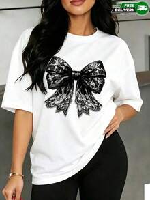 Limited Edition Women's Short Sleeve T-Shirt, Suitable For Everyday Wear, Casual Outings, Weekends, Informal Gatherings, And Vacations. Features A Bow Print With A Lace Design On The Front, A Classic Crew Neck, And Relaxed Short Sleeves. Made From Polyester Fabric, It Has A Casual, Sweet, And Urban Style, Perfect For Spring And Summer. Shipping Available Within Mexico. Lightweight Cotton - 白色的 - 查看 9