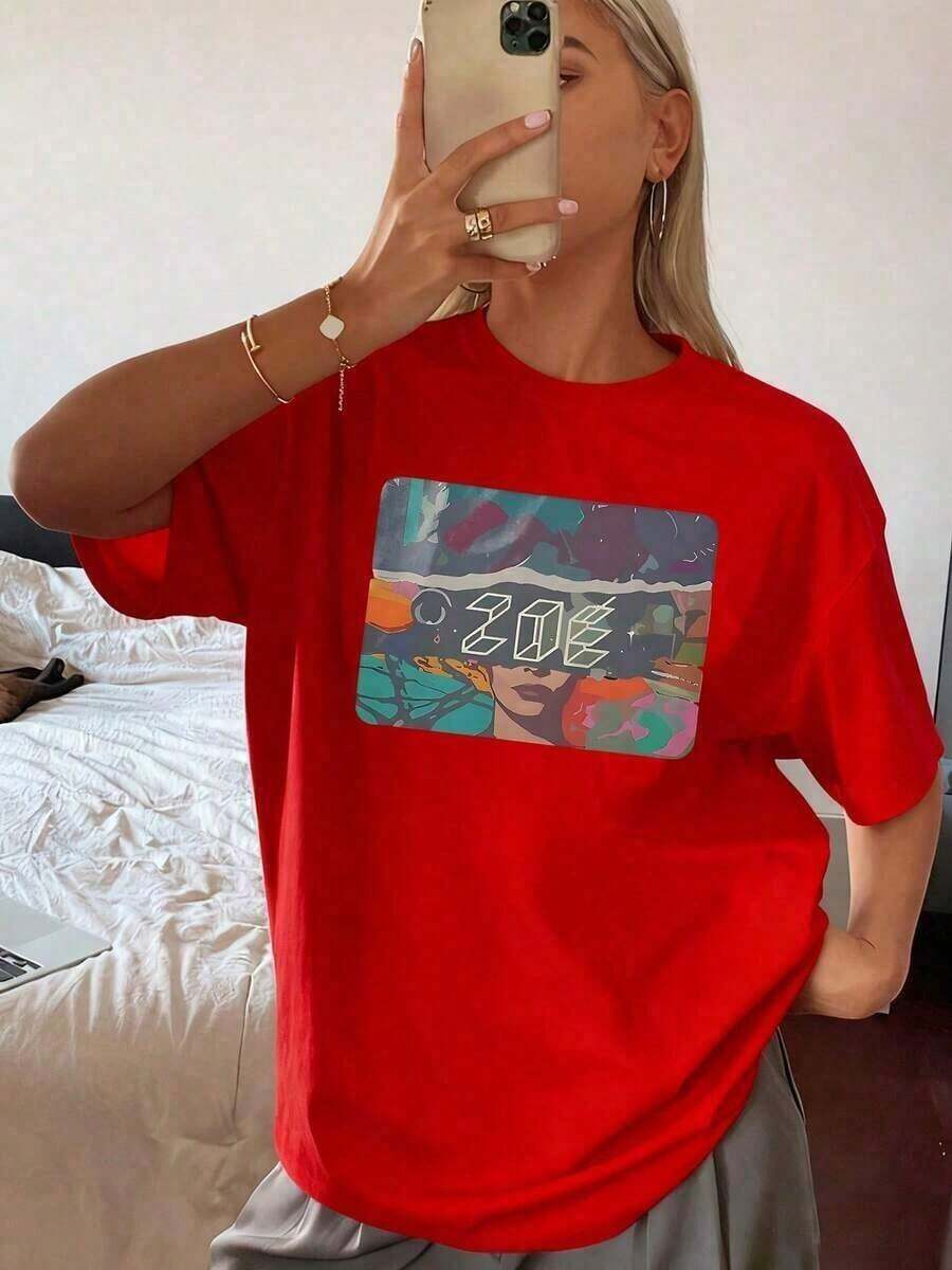 A Mysterious Female Face, Half-Hidden Behind Layers Of Vibrant Abstract Art And Geometric Shapes, The Enigmatic Word ZOÉ In 3D Effect Expresses Individuality And Modernity. Women's 100% Cotton T-Shirt. Suitable As A Gift. Women's T-Shirt. Elegant Blouses. Boho Chic Blouses. 100% Cotton. Beautiful. - 紅色的 - 查看 1