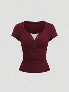 Camiseta de manga corta de unicolor con recorte de encaje de ojal semi-abierto para mujer, estilo urbano - Rojo - Ver 1