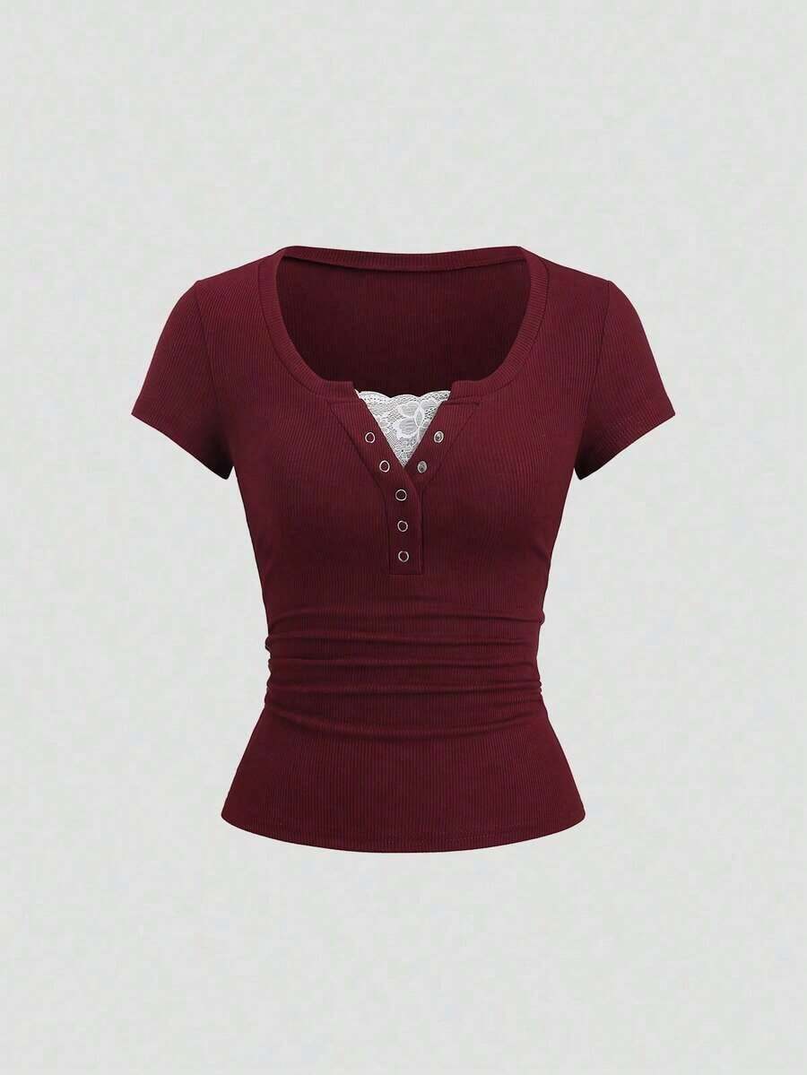 Camiseta de manga corta de unicolor con recorte de encaje de ojal semi-abierto para mujer, estilo urbano - Rojo - Ver 1