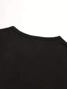 Elegant Daily Top es una camiseta para mujer con la impresión "He resistido demasiadas tormentas". Presenta un diseño de cuello redondo suave y transpirable, lo que la convierte en una camiseta de manga corta perfecta para el uso diario en primavera y verano. Es lavable a máquina y tiene un corte ajustado, lo que la convierte en una camiseta elegante y a la moda. - Negro - Ver 4