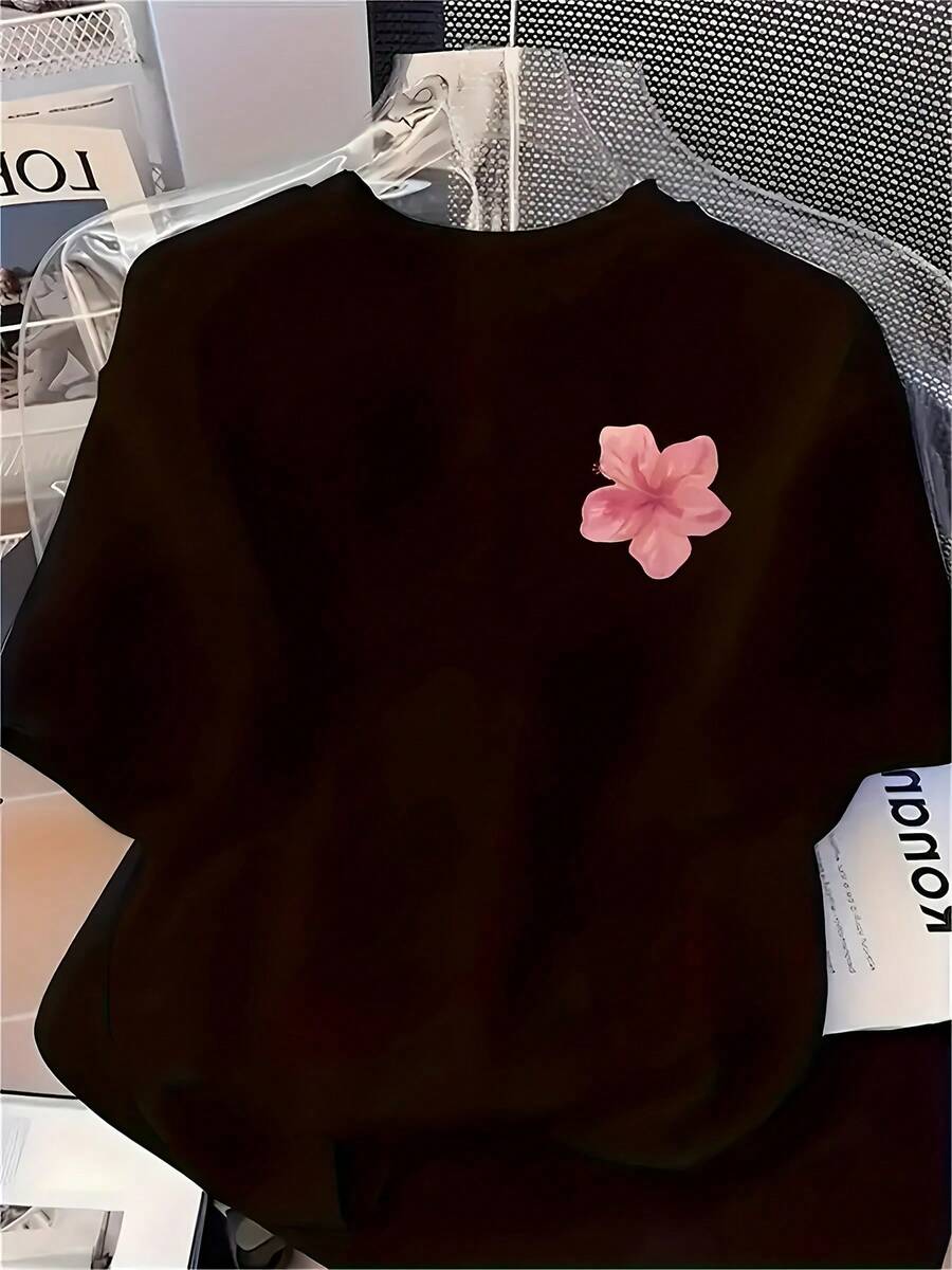 Camiseta de mujer, moderna camiseta de manga corta con estampado floral en el lado izquierdo del pecho, cuello redondo, informal, para todas las estaciones. - Negro - Ver 1