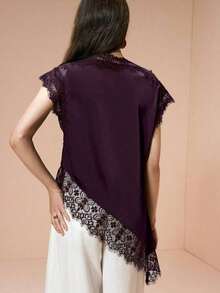 Blusa de mujer , de tela de piqué con lunares en blanco y negro, con empalme de encaje de unicolor y bajo asimétrico, elegante para citas y atuendos de verano - Morado - Ver 5