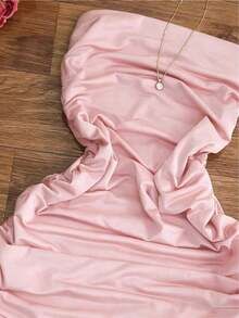 Vestido strapless ajustado de unicolor elegante francés, diseñado para mujeres de moda, con dobladillo asimétrico y faja fluida - perfecto para fiestas, vacaciones en la playa, festivales de música, salidas casuales, citas, etc.Vestido de unicolor, vestido de verano - Rosa Pálido - Ver 2
