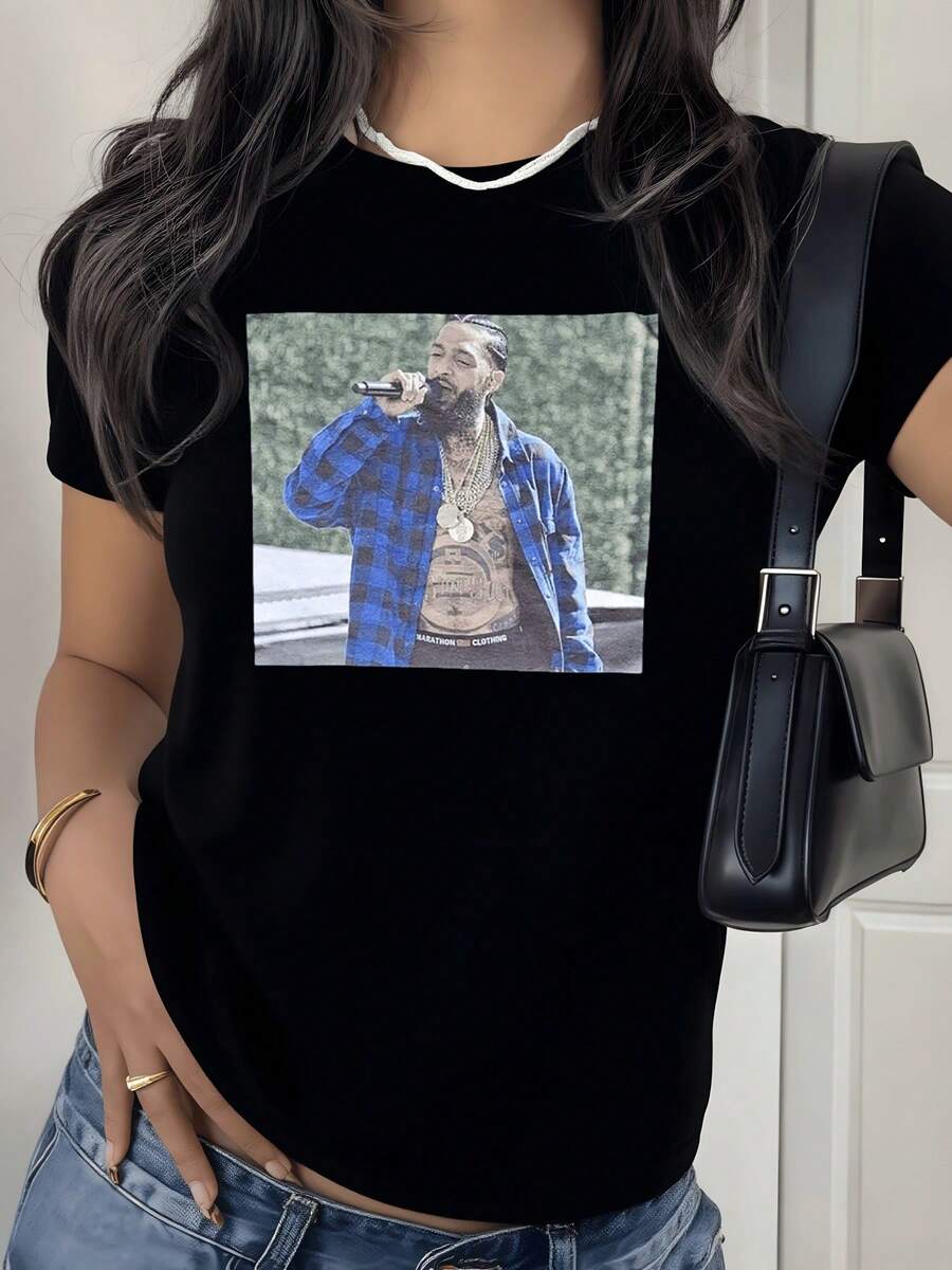 Retrato de un cantante sosteniendo micrófono con fondo natural evocando energía y expresión urbana inspiradora camiseta de mujer moderna casual cómoda para uso diario - Negro - Ver 1