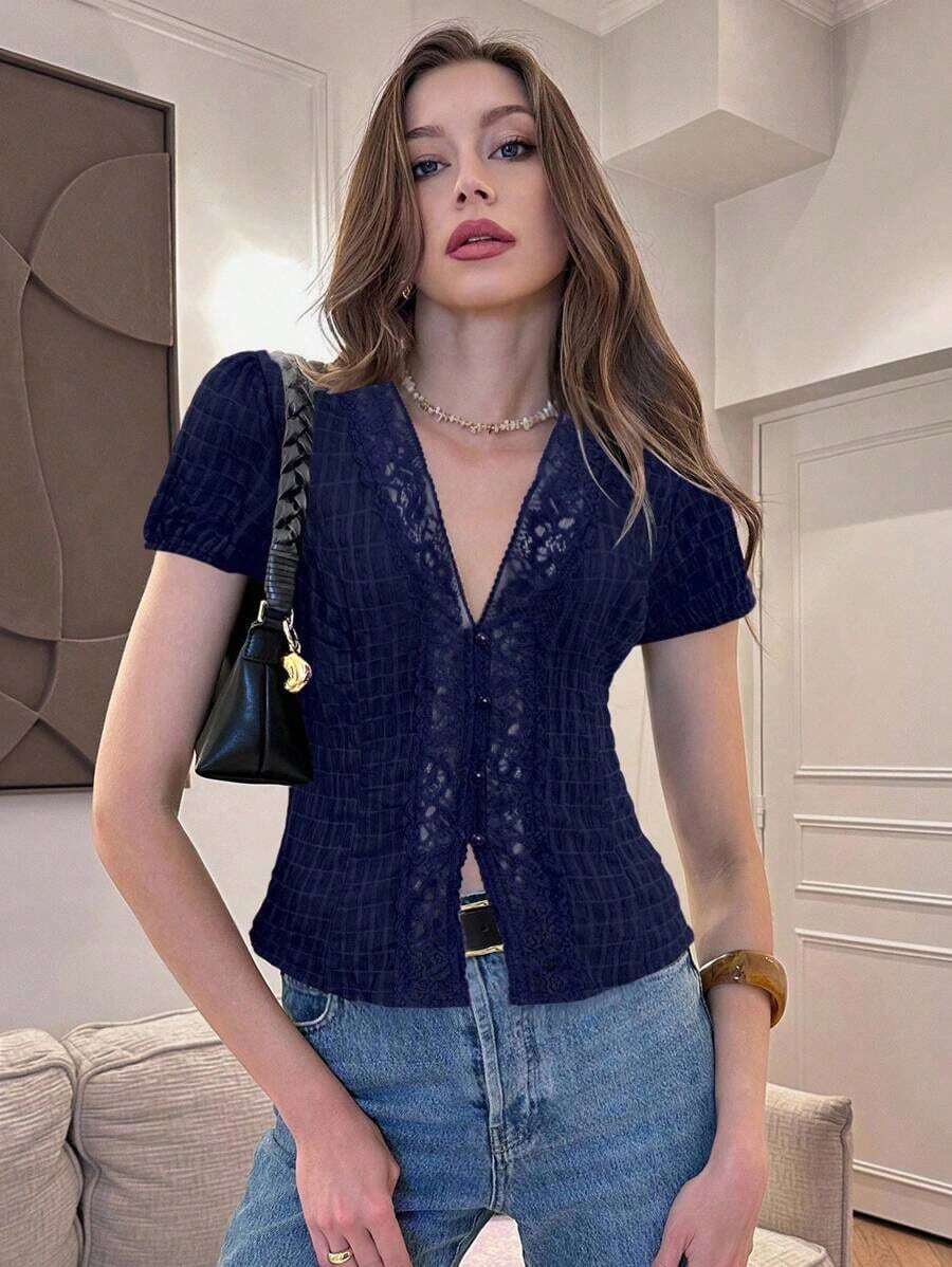 Blusa de mujer con cuello en V, botones y pliegues de encaje francés - Azul marino - Ver 1