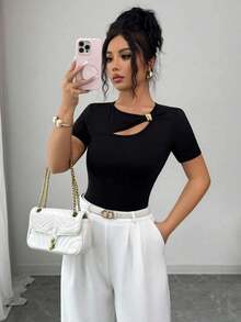 Blusa negra de manga corta con escote asimétrico y decoración metálica hueca, para primavera/verano - Negro - Ver 5