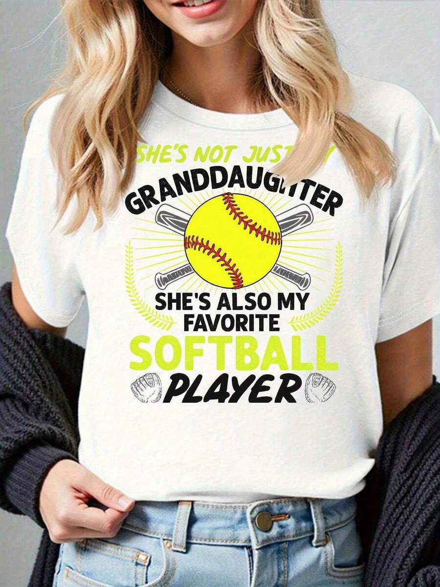 Elegante Camiseta Diaria para Mujer "Ella no es solo mi nieta; también es mi jugadora de softball favorita" - Camiseta con diseño de softball y corazón, de cuello redondo y manga corta, casual, adecuada para todas las estaciones, ideal para madres y entrenadores, disponible en negro/gris/blanco/rojo oscuro. Camiseta Chic Fashion. - Blanco - Ver 1