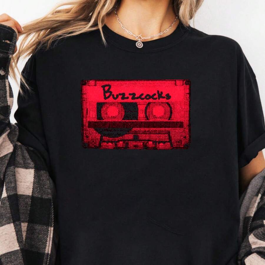 Buzzks Tape Vintage T-Shirt 220g. Men's AL1 Cotton Foundation, 220g Of Pure Comfort. Created For Every Human Being, Whether Woman Or Man. Consistent, High-Quality Fabric, Ready For Any Size, Soft To The Touch But Designed To Hold Up. Breathable Outerwear For Women, Autumn Sets, Holiday Outfits, New Year's Costumes For Her. - 黑色 - 查看 1