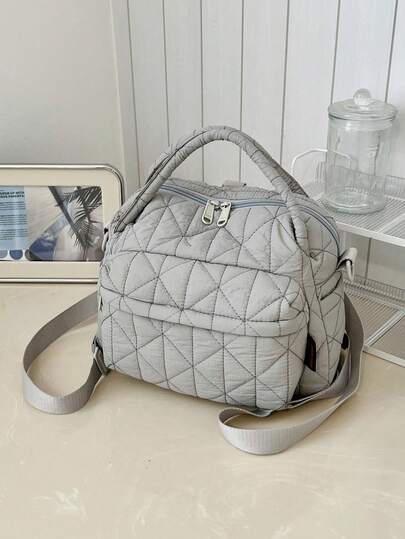 1 chiếc balo nữ kiểu dáng đám mây chần bông, chất liệu nylon nhẹ, thích hợp sử dụng hàng ngày và du lịch.