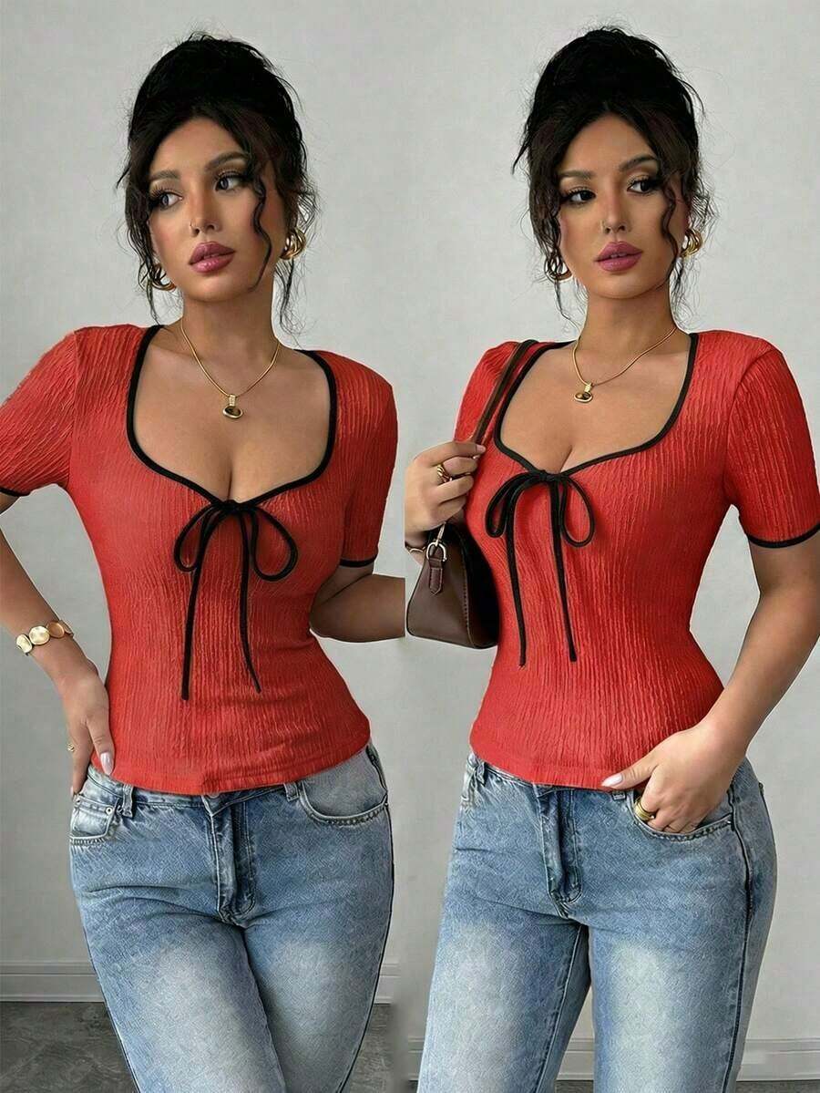 Raffinéa Camiseta ajustada de mujer con diseño de lazo de cuello en V de bloque de color estilo francés, top con lazo delantero rojo, top con cordones rojos, top sexy rojo, blusas de manga corta para mujer, últimas blusas para mujer, nuevos llegados - Rojo - Ver 1