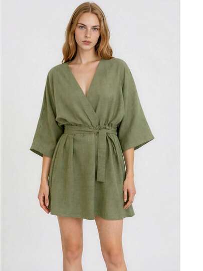 Vestido midi para mujer con cuello alto, mangas cortas tipo casquillo y silueta ajustada. Diseñado con un estilo limpio y minimalista para lucirlo tanto de día como de noche.