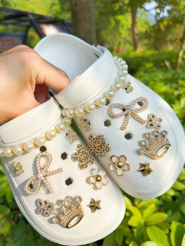 18 Stücke ABS Perlenkette, goldene Perlenbögen, Kronen, Blumen, Sterne, Schmetterling Schuhclips zum Selbermachen, multifunktionale Schuhclips geeignet für Sandalen, Pantoffeln, Gartenschuhe und Strandtaschen, perfektes Urlaubsgeschenk, geeignet für alle Jahreszeiten
