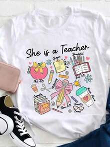 Graphic T-Shirt "She's A Teacher" With Subject And Material Icons - Loose-Fitting Sweater Clothing For Educators, Teacher's Day Gift For Teachers And Moms, Breathable Casual White Shirt With Fun Design, Machine Washable, 100% Cotton - 白色的 - 查看 1