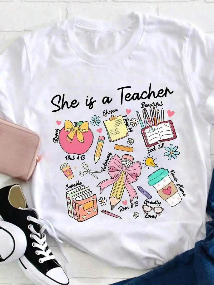 Graphic T-Shirt "She's A Teacher" With Subject And Material Icons - Loose-Fitting Sweater Clothing For Educators, Teacher's Day Gift For Teachers And Moms, Breathable Casual White Shirt With Fun Design, Machine Washable, 100% Cotton - 白色的 - 查看 1