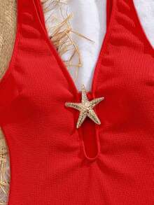 Traje de baño de una sola pieza para mujer, diseño de cortes circulares con cruce de bandas y decoración de estrellas de mar metálica, que proporciona control de abdomen - Rojo - Ver 3
