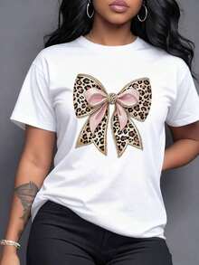 Un glamuroso lazo con estampado de leopardo y elegantes cintas rosas adornado con brillos refleja audacia sofisticación y feminidad una declaración de moda que celebra tu confianza y presencia única en cada momento Camiseta de mujer -Vintage Street Style Unisex Loose Cotton Short Sleeve Crew Neck-Shirt - Blanco - Ver 1