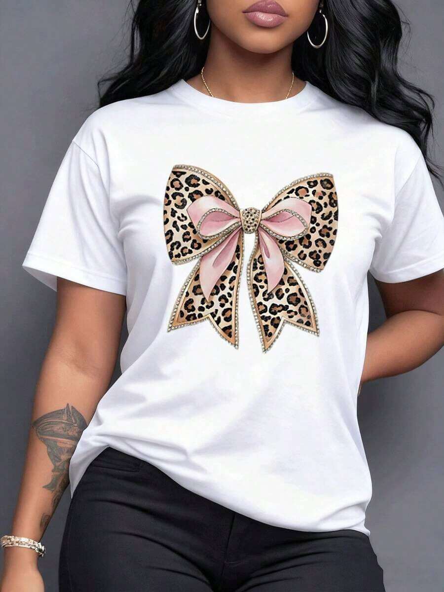 Un glamuroso lazo con estampado de leopardo y elegantes cintas rosas adornado con brillos refleja audacia sofisticación y feminidad una declaración de moda que celebra tu confianza y presencia única en cada momento Camiseta de mujer -Vintage Street Style Unisex Loose Cotton Short Sleeve Crew Neck-Shirt - Blanco - Ver 1