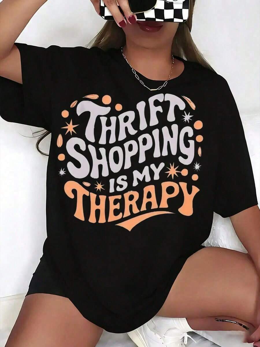 Shopping At Thrift Stores Is My Therapy, Women's Graphic T-Shirt, Plus Size Casual Top, Modern Print T-Shirt, Everyday Wear, Comfortable Fit, Women's Blouses Shirt - 黑色 - 查看 1