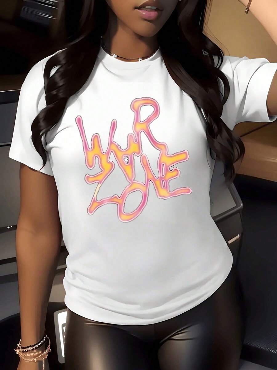 Texto artístico que refleja una energía vibrante y valiente con letras curvas en tonos rosa y amarillo creando una sensación urbana de poder y movimiento en cada trazo camiseta de mujer moderna casual para uso diario - Blanco - Ver 1