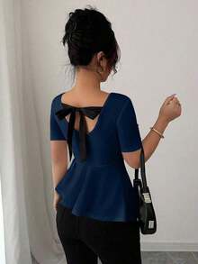Elegante blusa de punto jacquard con lunares, lazo en la espalda, cintura ceñida y bajo asimétrico - Azul marino - Ver 2