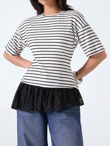 Camiseta de mujer de unicolor con cuello redondo, hombros caídos, manga corta, parche de encaje, bajo irregular con volantes - Blanco y Negro - Ver 5