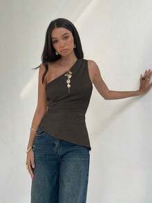 Blusa de moda sin mangas para mujer con cuello oblicuo y fruncido lateral para el trabajo - Marrón - Ver 3