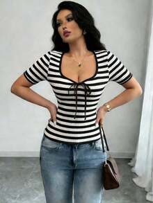 Raffinéa Camiseta ajustada de mujer con diseño de lazo de cuello en V de bloque de color estilo francés, top con lazo delantero rojo, top con cordones rojos, top sexy rojo, blusas de manga corta para mujer, últimas blusas para mujer, nuevos llegados - Blanco y Negro - Ver 5